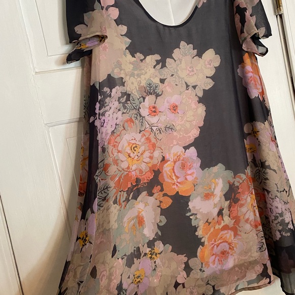 On the Road- Gorgeous flowing dress Size small - Picture 3 of 3